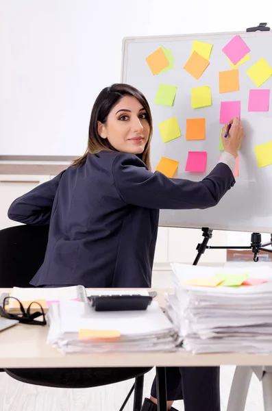 Jeune salariée dans un concept de priorités conflictuelles — Photo