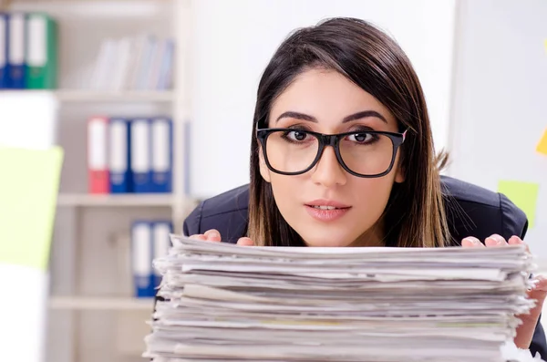 Jeune employée travaillant au bureau — Photo