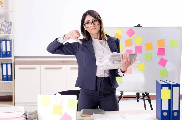 Giovane impiegata in un concetto di priorità contrastante — Foto Stock