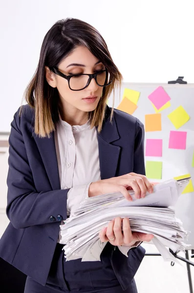 Giovane impiegata in un concetto di priorità contrastante — Foto Stock