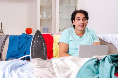 Genç adam koca evde Ütü 