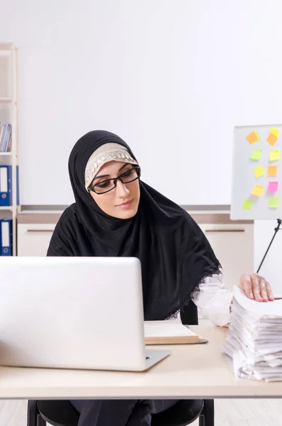 Pracownica w hidżabie pracująca w biurze — Zdjęcie stockowe