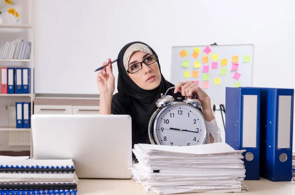 Employée à hijab travaillant dans le bureau — Photo