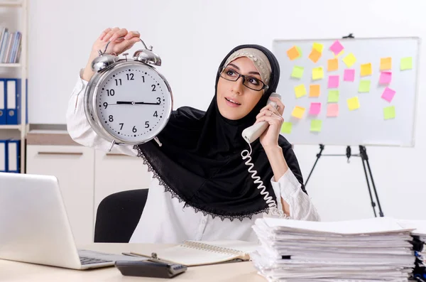 Empleada en hijab trabajando en la oficina — Foto de Stock