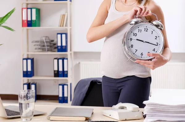 Молодий вагітний працівник працює в офісі — стокове фото