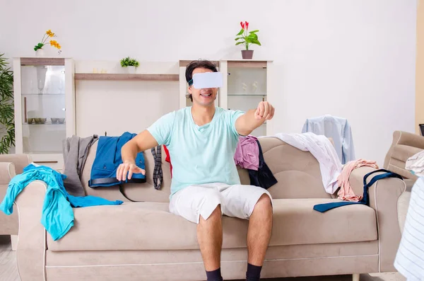 Genç adam koca evde Ütü 