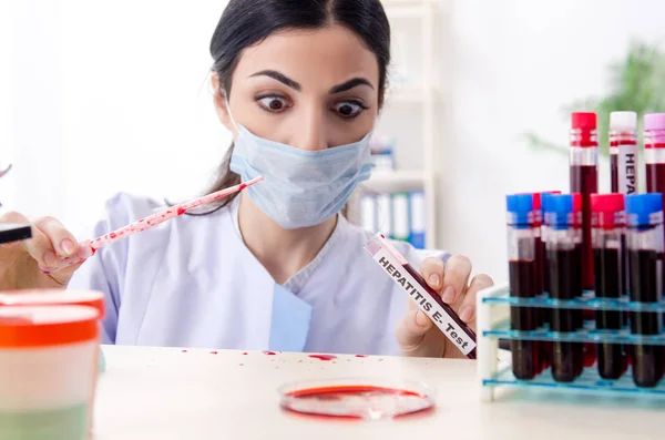 Jovem química do sexo feminino trabalhando no laboratório — Fotografia de Stock