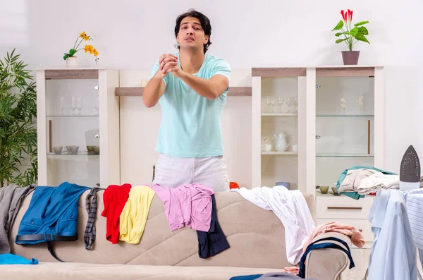 Молодой человек муж гладит дома — стоковое фото