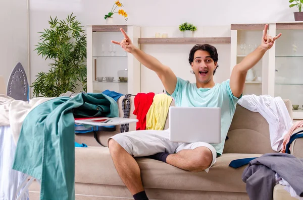 Genç adam koca evde Ütü 