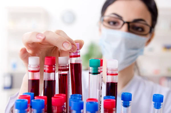 Química joven trabajando en el laboratorio — Foto de Stock