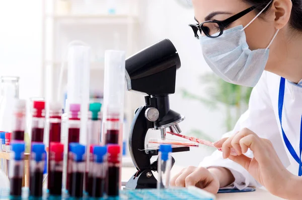 Jovem química do sexo feminino trabalhando no laboratório — Fotografia de Stock