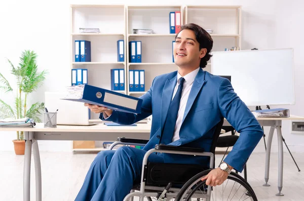 Männlicher Mitarbeiter im Rollstuhl im Büro — Stockfoto