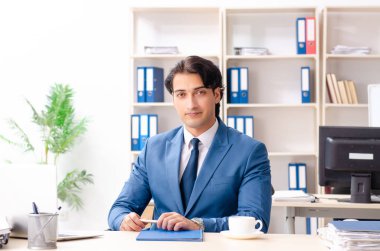 Ofiste oturan bir genç erkek yakışıklı yaş 