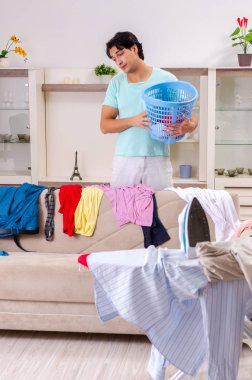 Genç adam koca evde Ütü 