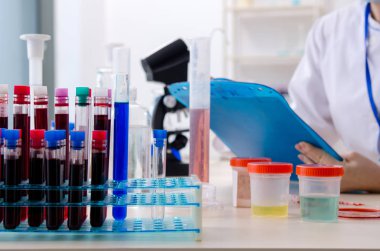 Laboratuvarda çalışan genç bir kadın kimyager. 