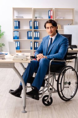 Ofiste çalışan tekerlekli sandalyede erkek çalışan 