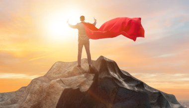 Süper kahraman işadamı dağın zirvesinde