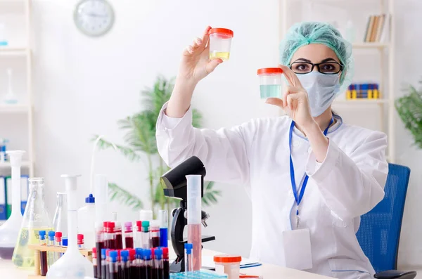 Jovem química do sexo feminino trabalhando no laboratório — Fotografia de Stock