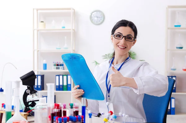 Junge Chemikerin arbeitet im Labor — Stockfoto