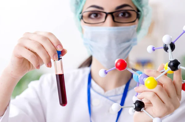 Jonge vrouwelijke chemicus werkzaam in het lab — Stockfoto