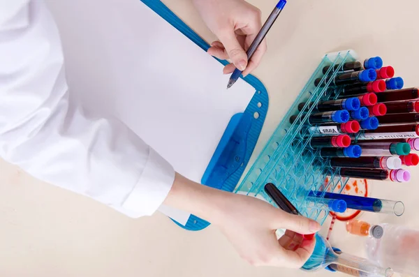 Young female chemist working in the lab — Stock Photo, Image