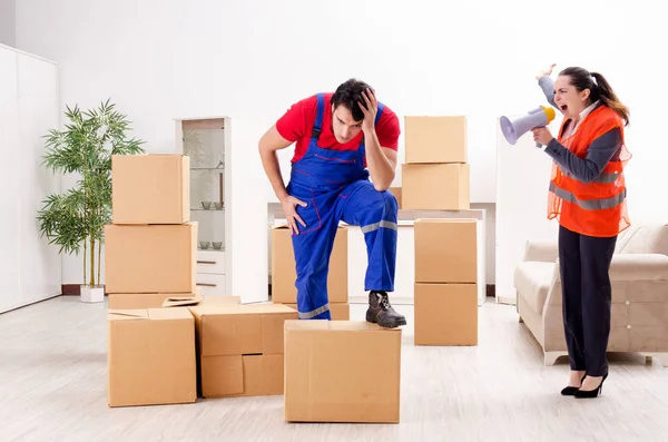 Professional movers doing home relocation — Stock Photo, Image