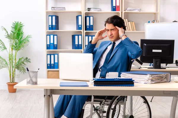 Männlicher Mitarbeiter im Rollstuhl im Büro — Stockfoto