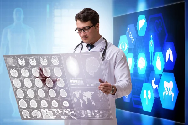 Doktor v pojetí telemedicíny, při pohledu na rentgenové snímky — Stock fotografie