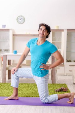 Yakışıklı delikanlı sabah egzersizleri yapıyor 