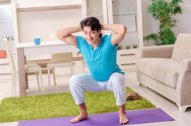 Yakışıklı delikanlı sabah egzersizleri yapıyor 