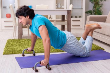 Yakışıklı delikanlı sabah egzersizleri yapıyor 