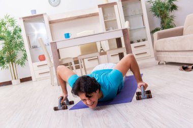 Yakışıklı delikanlı sabah egzersizleri yapıyor 