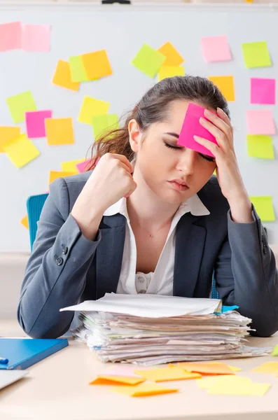 Junge Arbeitnehmerin in widersprüchlichem Prioritätenkonzept — Stockfoto