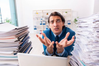 Genç yakışıklı iş adamı aşırı işten memnun değil. 