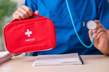 İlk yardım çantası ile erkek doktor 
