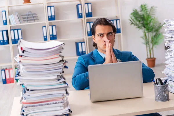 Joven hombre de negocios guapo infeliz con el trabajo excesivo —  Fotos de Stock