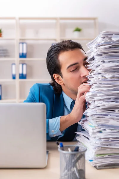 Joven hombre de negocios guapo infeliz con el trabajo excesivo — Foto de Stock