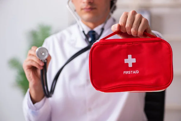 Male doctor with first aid bag — Stock Photo, Image