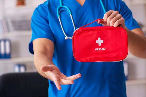 Male doctor with first aid bag — Stock Photo, Image