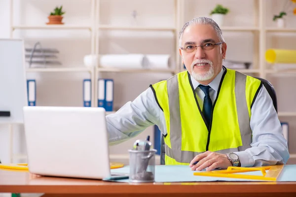 År byggnadsingenjör arbetar på kontoret — Stockfoto