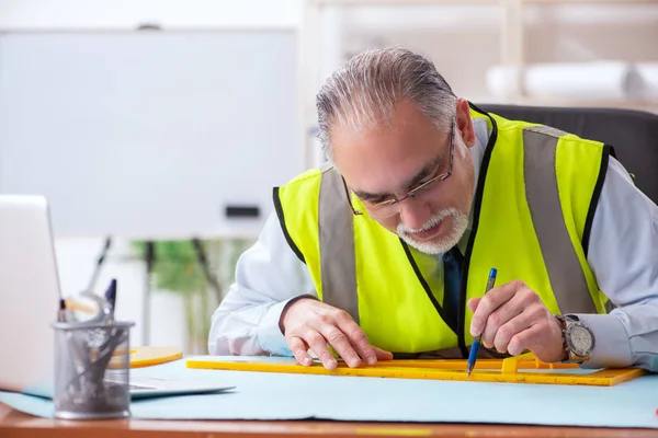 Aged construction engineer working in the office — Stock Photo, Image