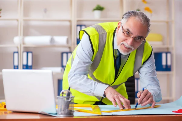 Aged construction engineer working in the office — Stock Photo, Image