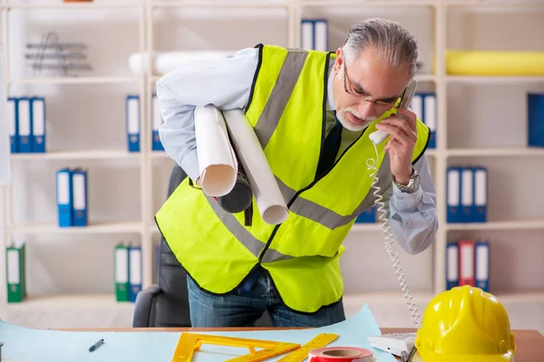 År byggnadsingenjör arbetar på kontoret — Stockfoto