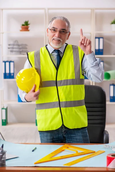 Aged construction engineer working in the office — Stock Photo, Image
