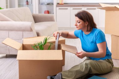 Yeni daire için hareketli orta yaşlı bir kadın 