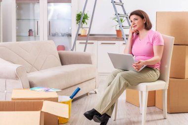 Ev geliştirme kavramı içinde laptop ile orta yaşlı kadın 