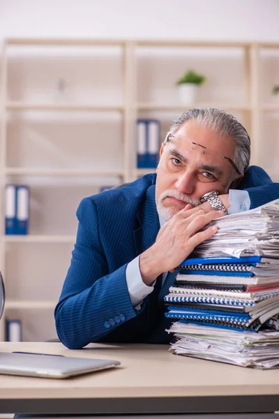 Ältere männliche Angestellte bei der Arbeit im Büro — Stockfoto