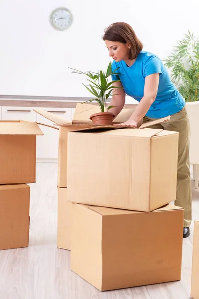 Frau mittleren Alters zieht in neue Wohnung — Stockfoto