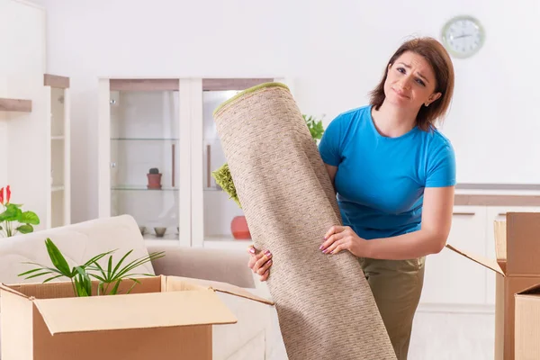 Frau mittleren Alters zieht in neue Wohnung — Stockfoto