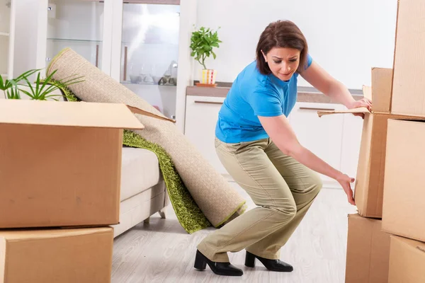 Женщина средних лет переезжает в новую квартиру — стоковое фото